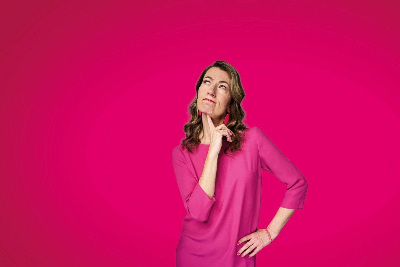 Frau die nachdenkt vor pinkem Hintergrund