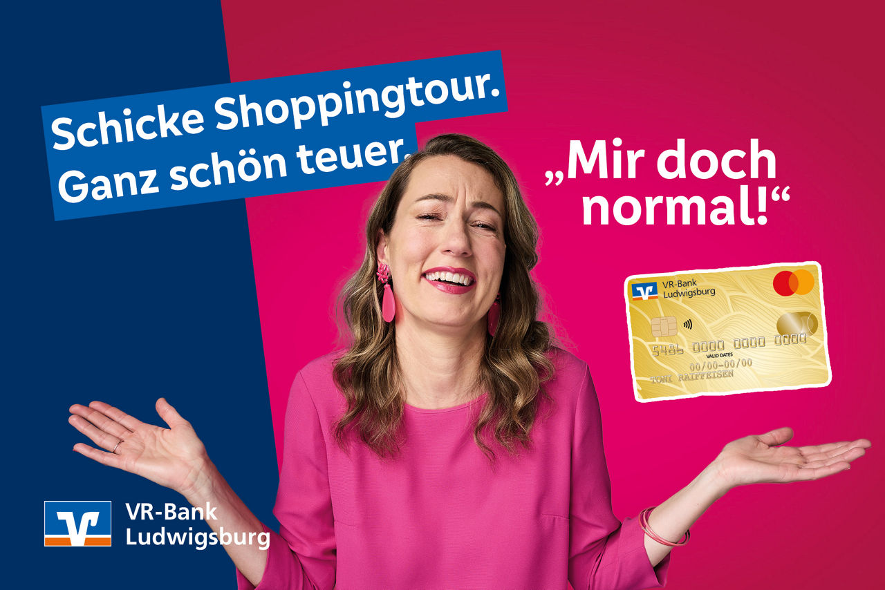 Frau mit pinkem Oberteil und goldener Kreditkarte