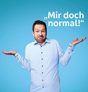 Mann im blauen Hemd der sich denkt "Mir doch normal"