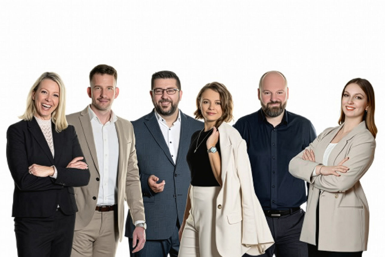 6 Mitarbeiterbilder - stehen als Team zusammen