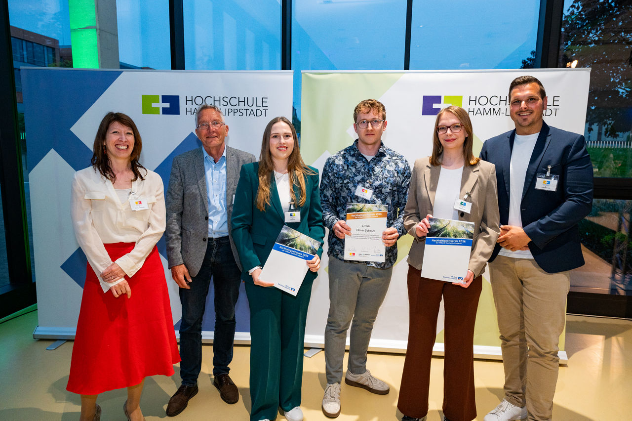 6 Personen auf diesem Bild bei der Stipendienfeier 2026 Lippstadt