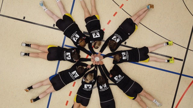 Handballdamen der HG Bremerhaven in den neuen Aufwärmshirts