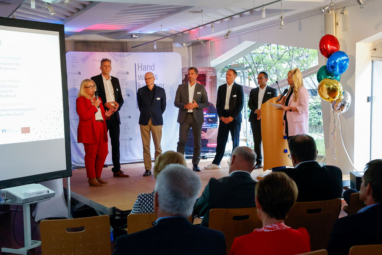 Eine Gruppe von Menschen auf einer Bühne