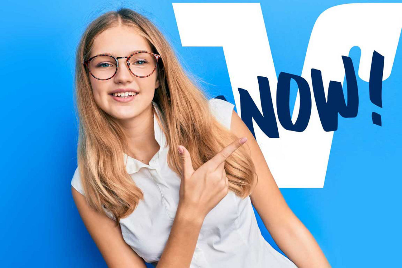 Ein sympathisches Mädchen weist auf den Schriftzug ‚NOW!‘ und unterstreicht damit einen aktuellen Hinweis oder einen direkten