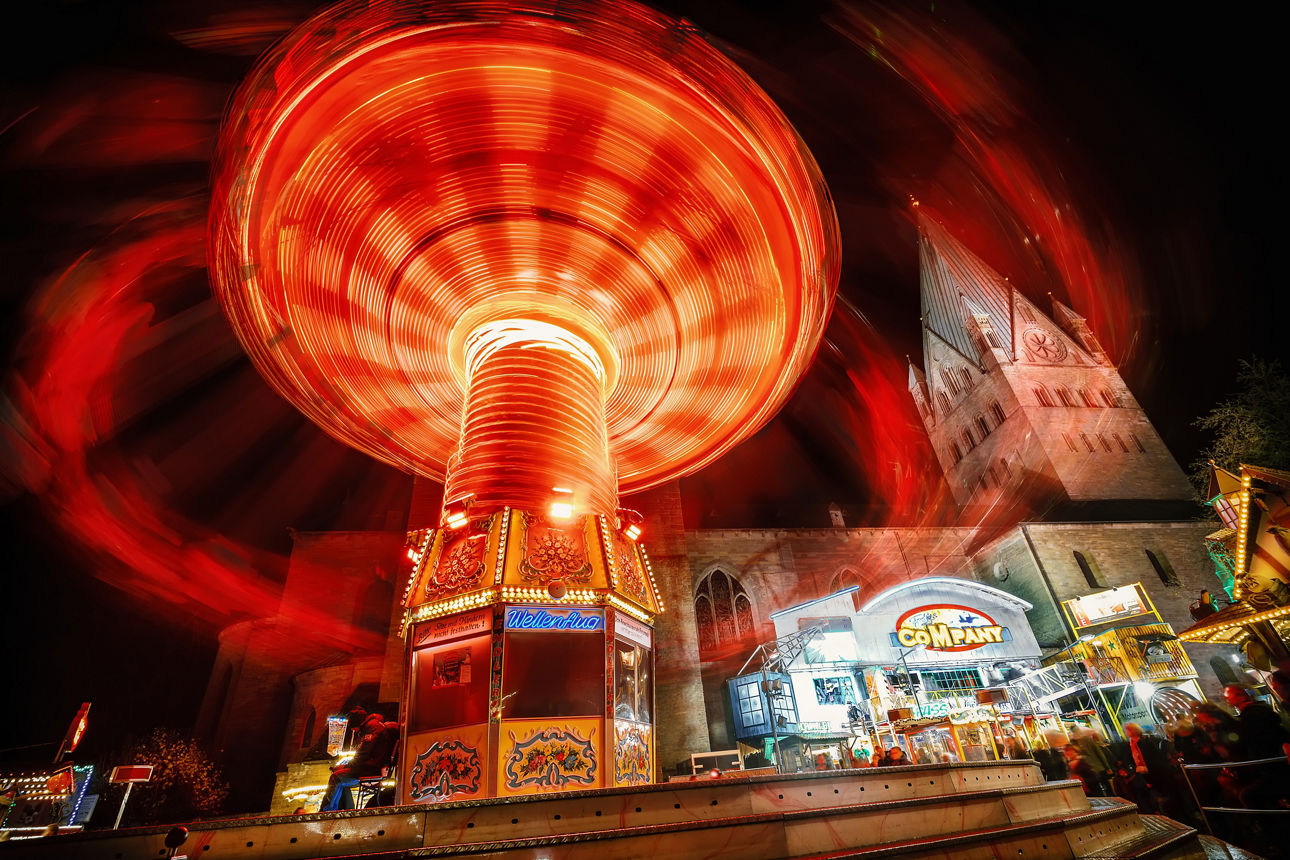 Junge hält sich Sparschwein vor den Kopf