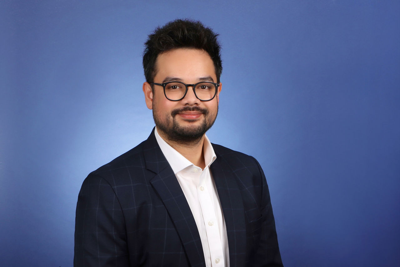 Mann vor blauer Leinwand