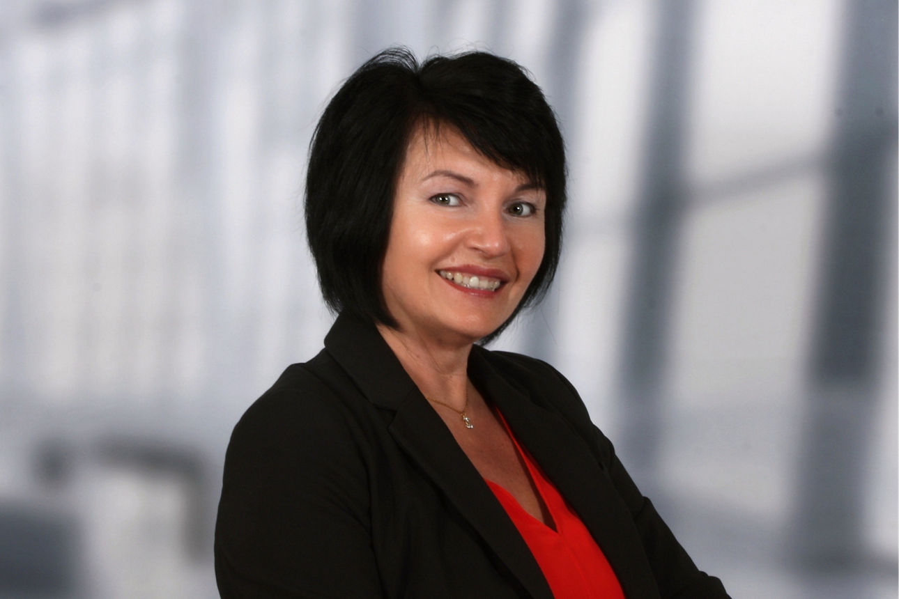 Mitarbeiterin Gabriele Haberzett lächelt in die Kamera