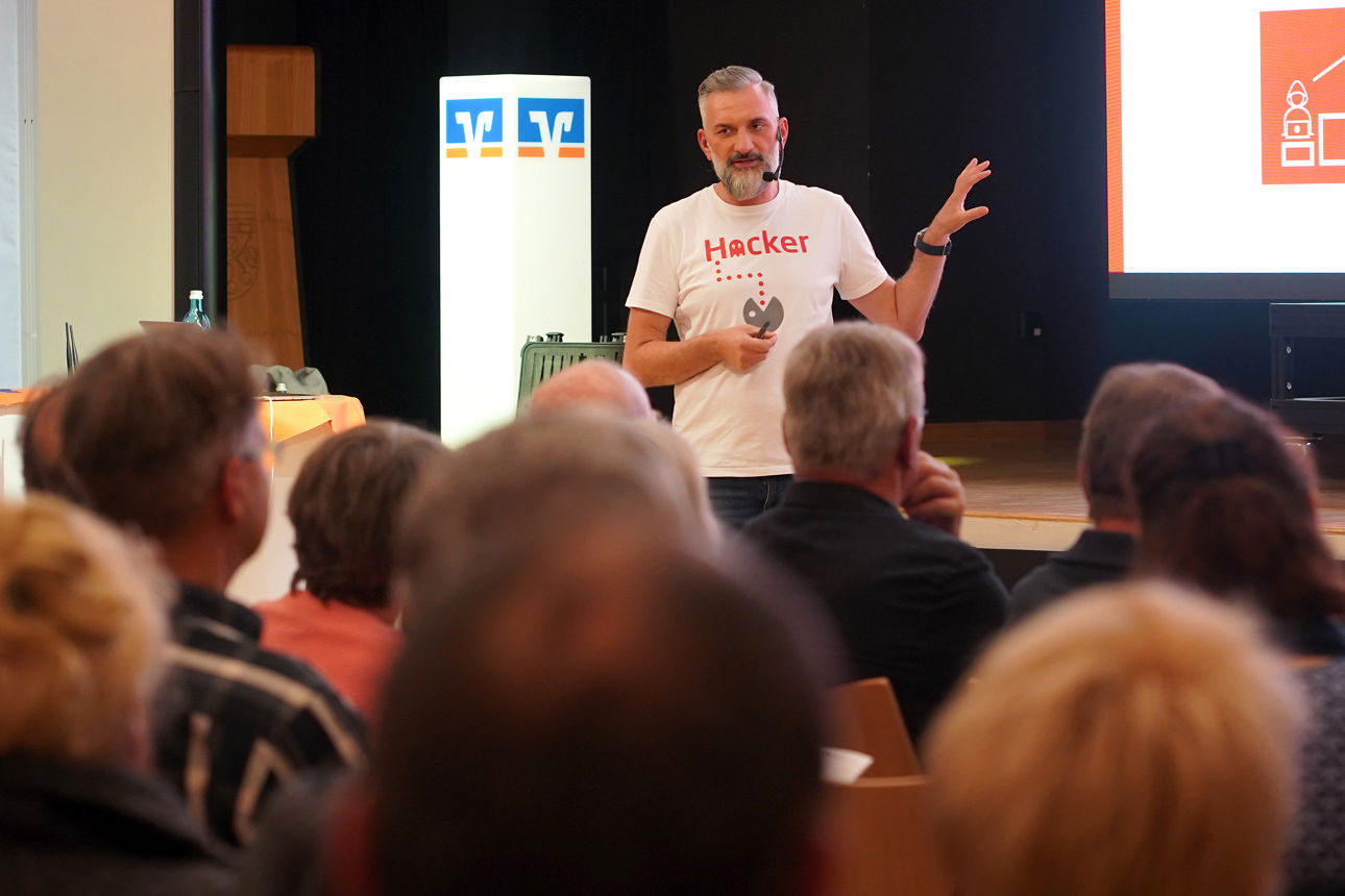 "Hacker", Autor und Blogger Marco di Filippo während seines Vortrags           
