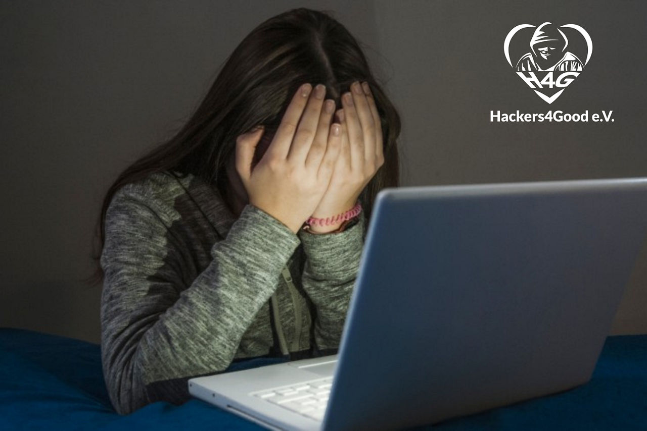 Frau sitzt vor einem Laptop und hebt sich die Augen zu 