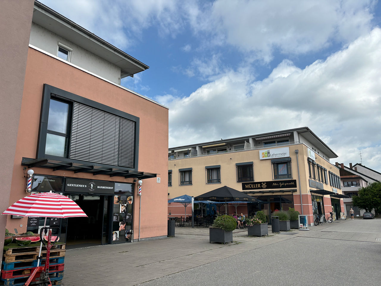 Wohn- und Gewerbeobjekt mit blauem Himmel im Hintergrund