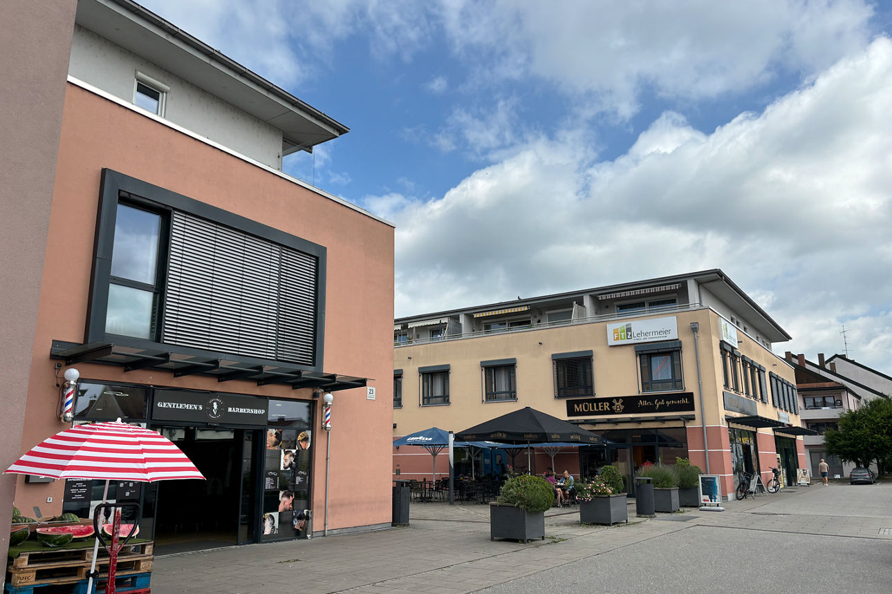 Wohn- und Gewerbeobjekt mit blauem Himmel im Hintergrund