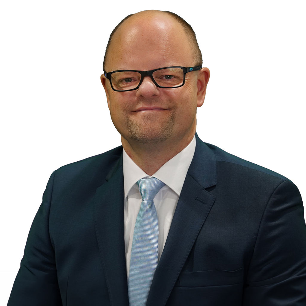 Freundlich lächelnder Mann im Anzug, unser Versicherungsreferent Thomas Hackl