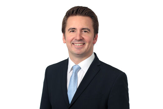 Freundlich lächelnder Mann im Anzug, unser Abteilungsleiter Versicherung Markus Hafer