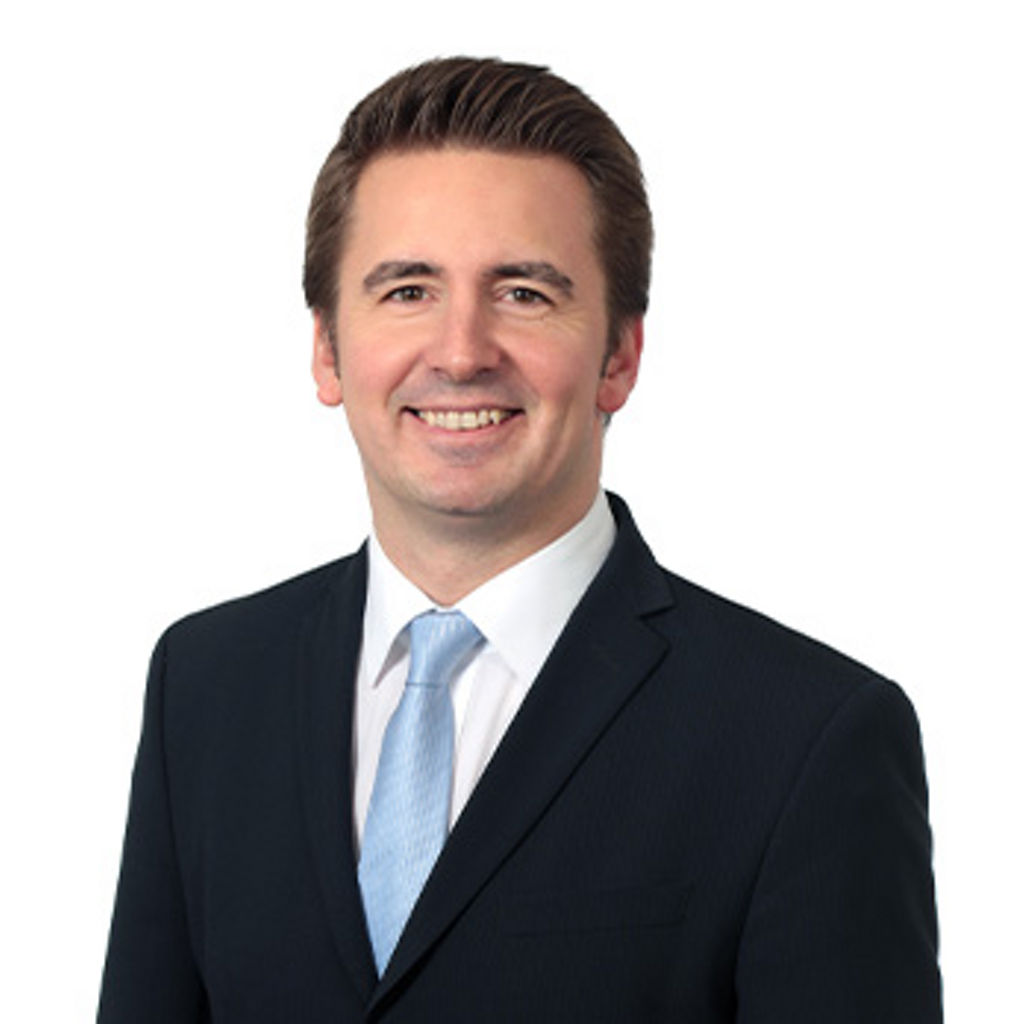 Freundlich lächelnder Mann im Anzug, unser Abteilungsleiter Versicherung Markus Hafer