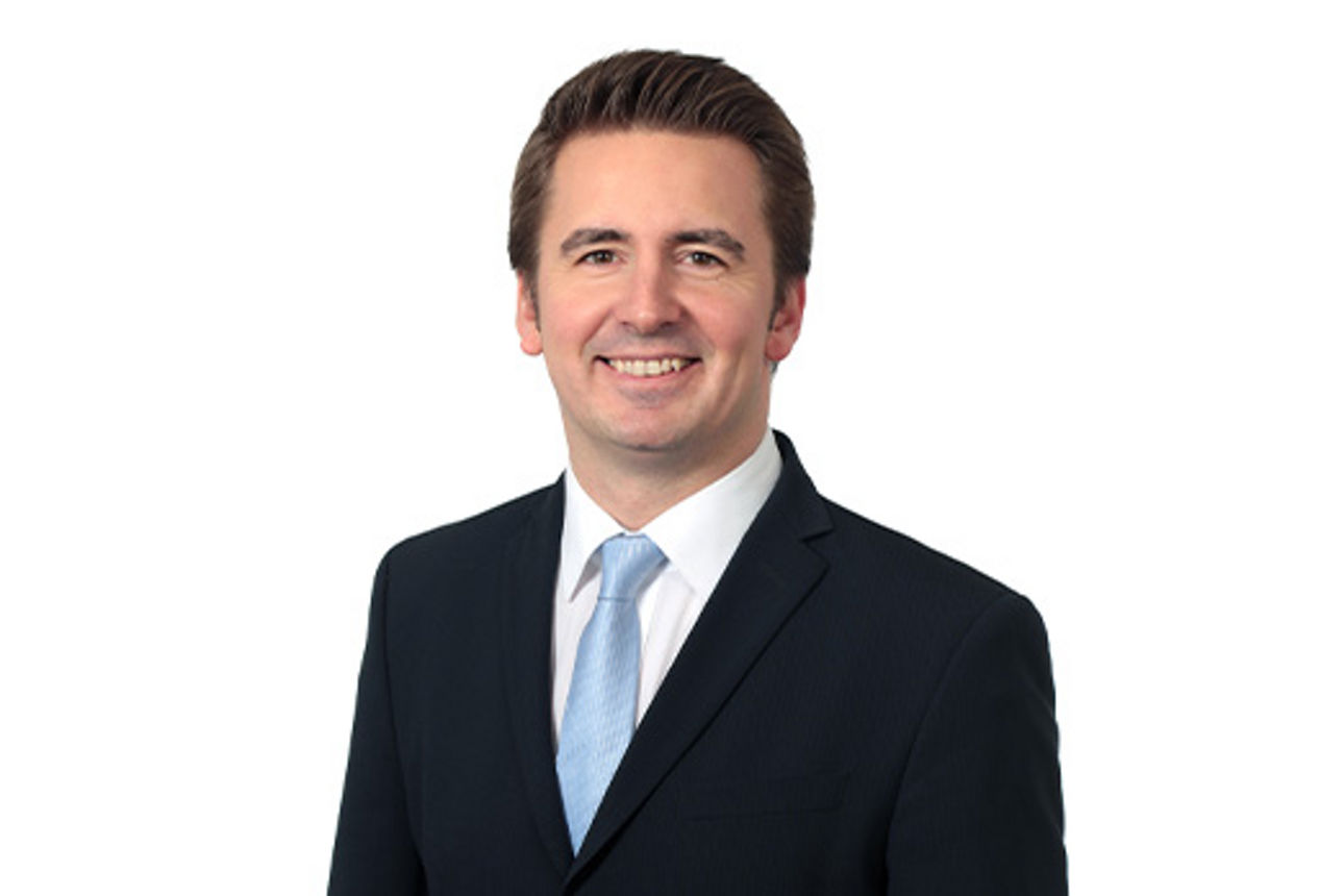 Freundlich lächelnder Mann im Anzug, unser Abteilungsleiter Versicherung Markus Hafer