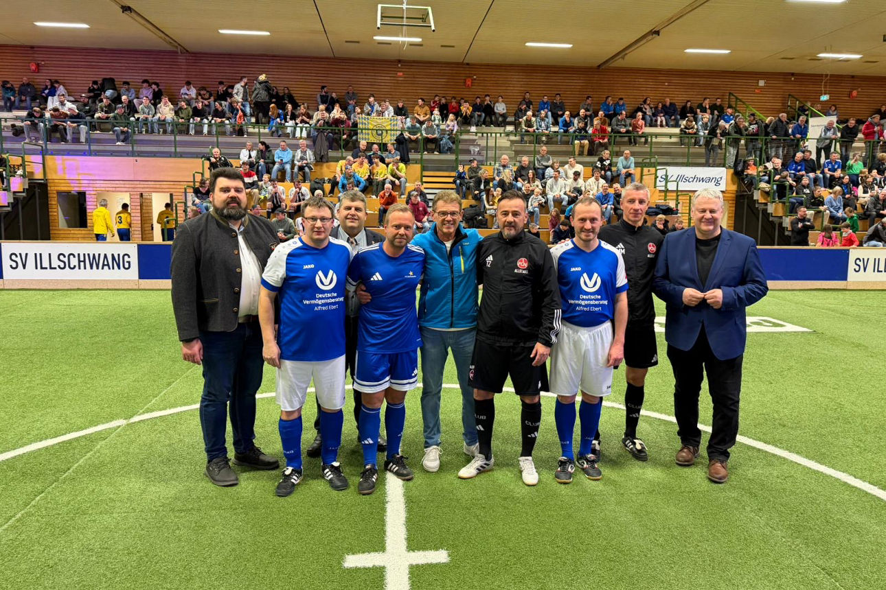 Gruppenbild der Eröffnung des SV Illschwang Hallenmasters 2026