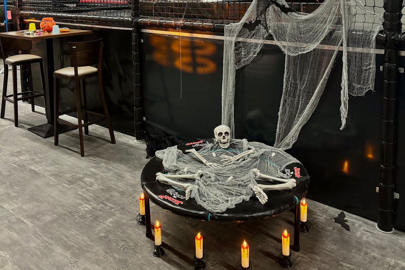 Jumphalle geschmückt zu Halloween