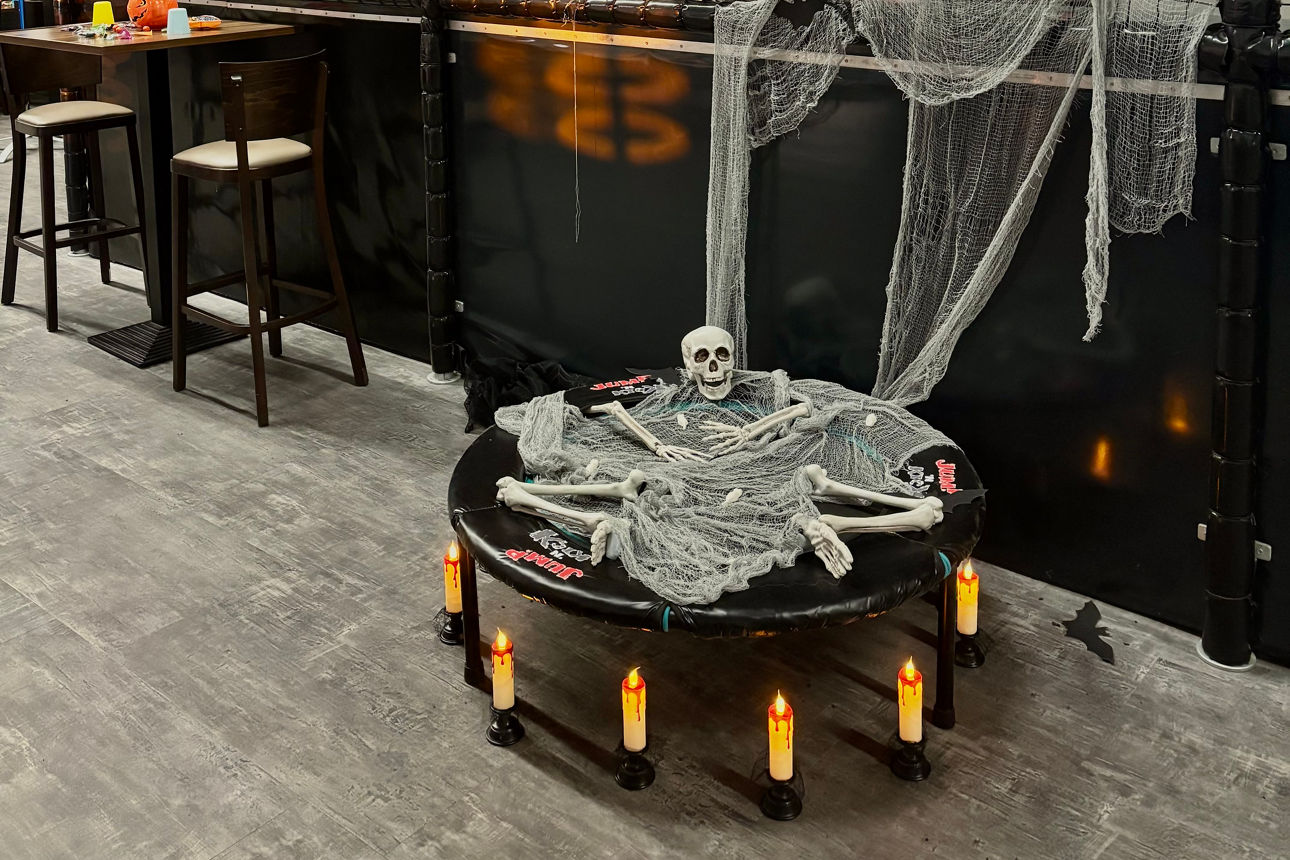 Jumphalle geschmückt zu Halloween