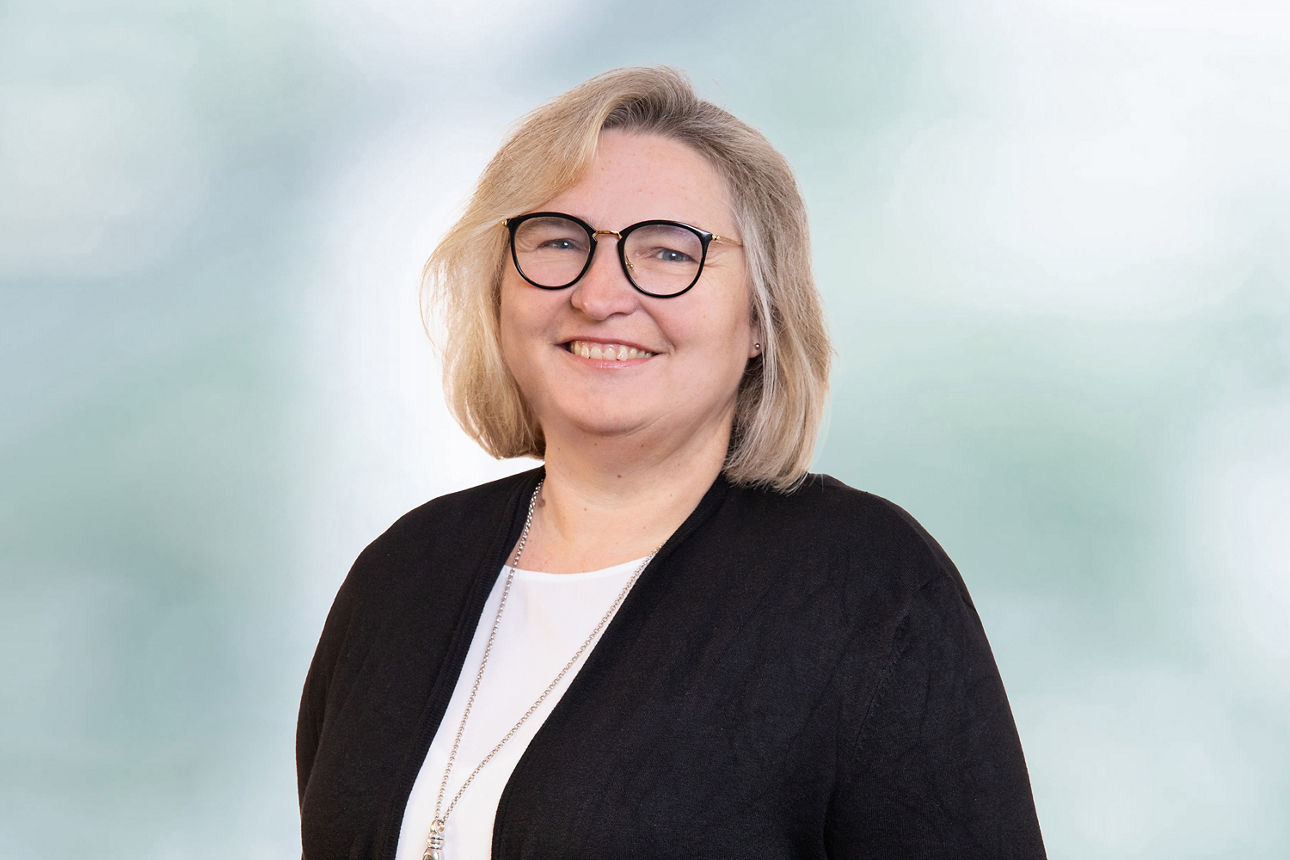 Portraitaufnahme unserer Kollegin Sandra Halm