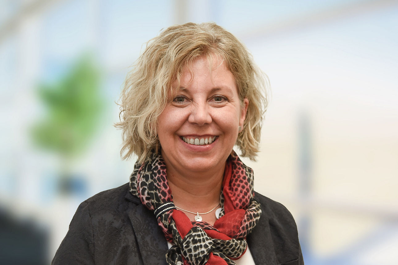 Personalreferentin Marion Hammeter vor hellem Hintergrund