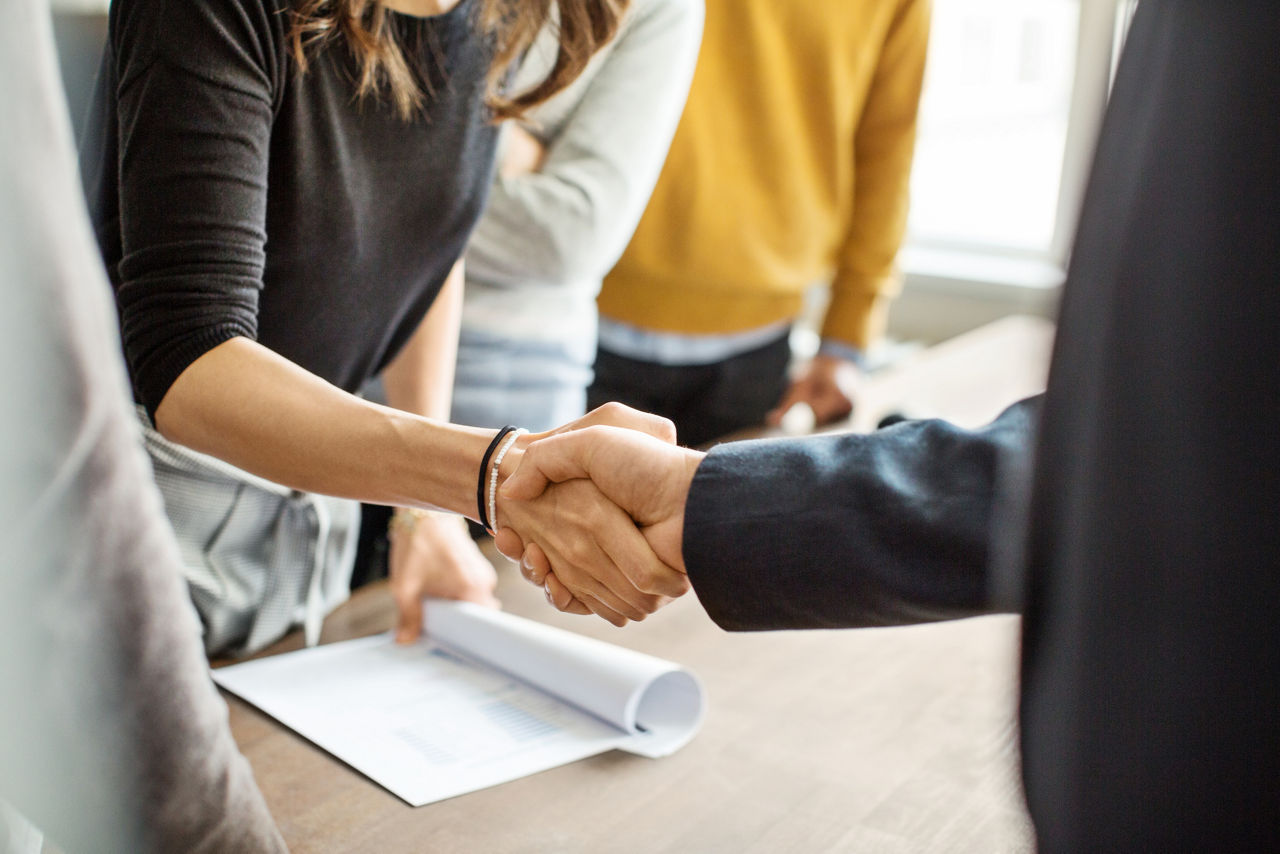 Handshake zwischen zwei Personen 