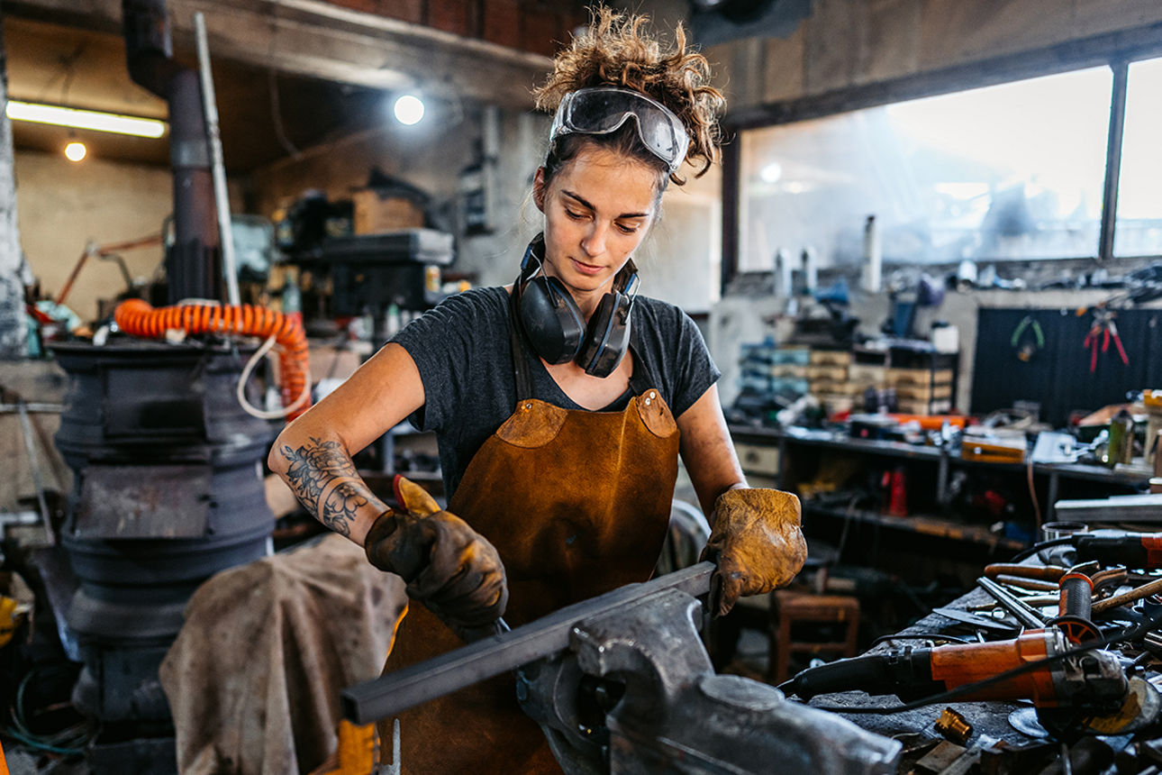 Mann arbeitet an Kreissäge.