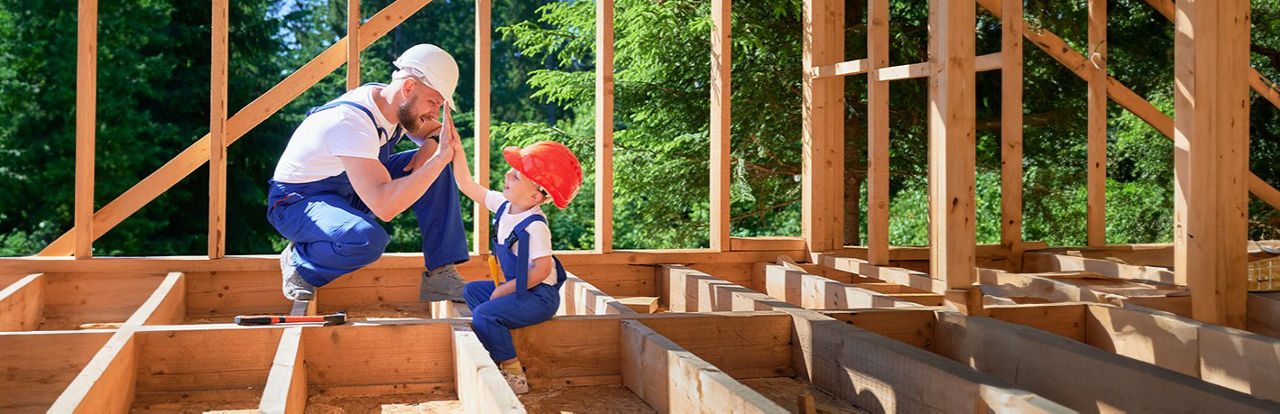 Vater und Sohn auf der Baustelle
