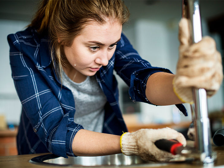 Handwerkerin am arbeiten