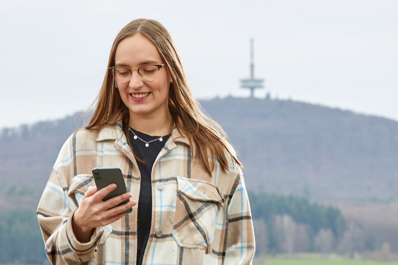 Mädchen mit einem Telefon in der Hand