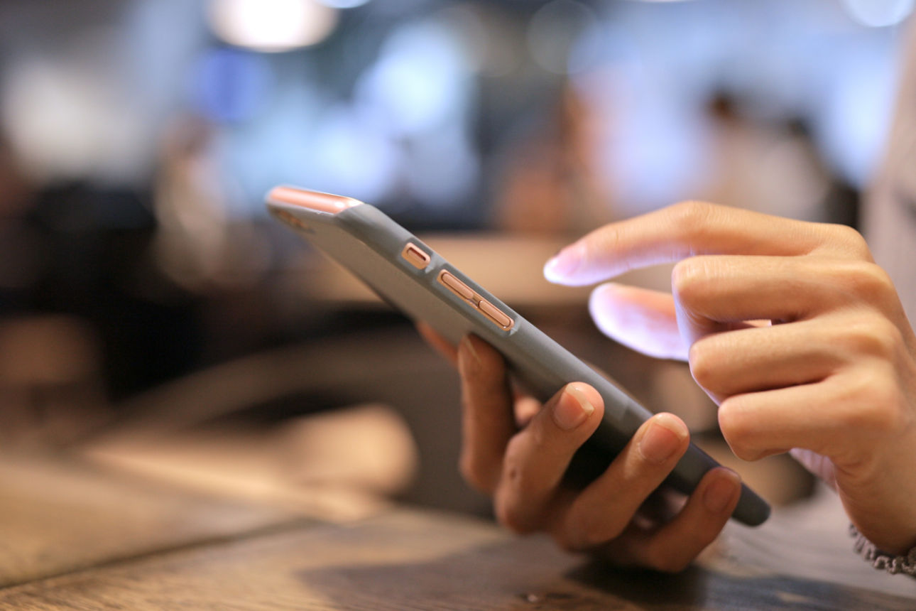 Handy in den Händen