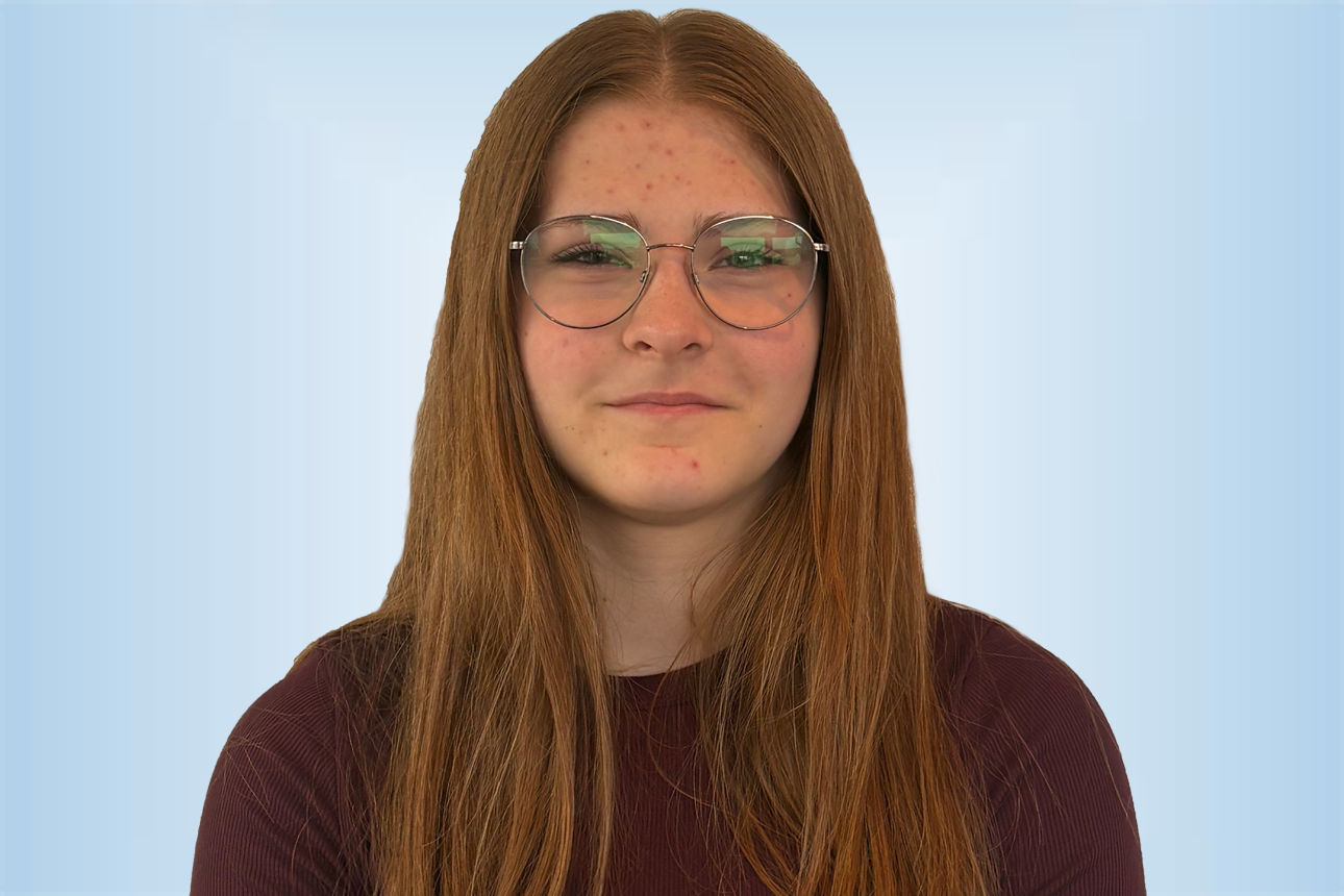 Hanna Haun vor blauem Hintergrund