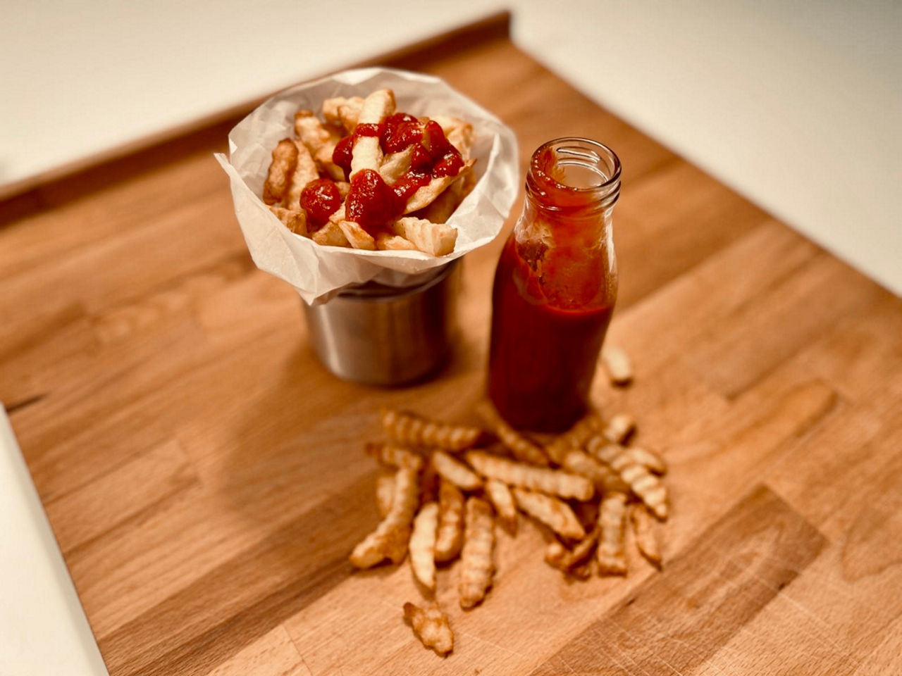 Portion Pommes mit Ketchup