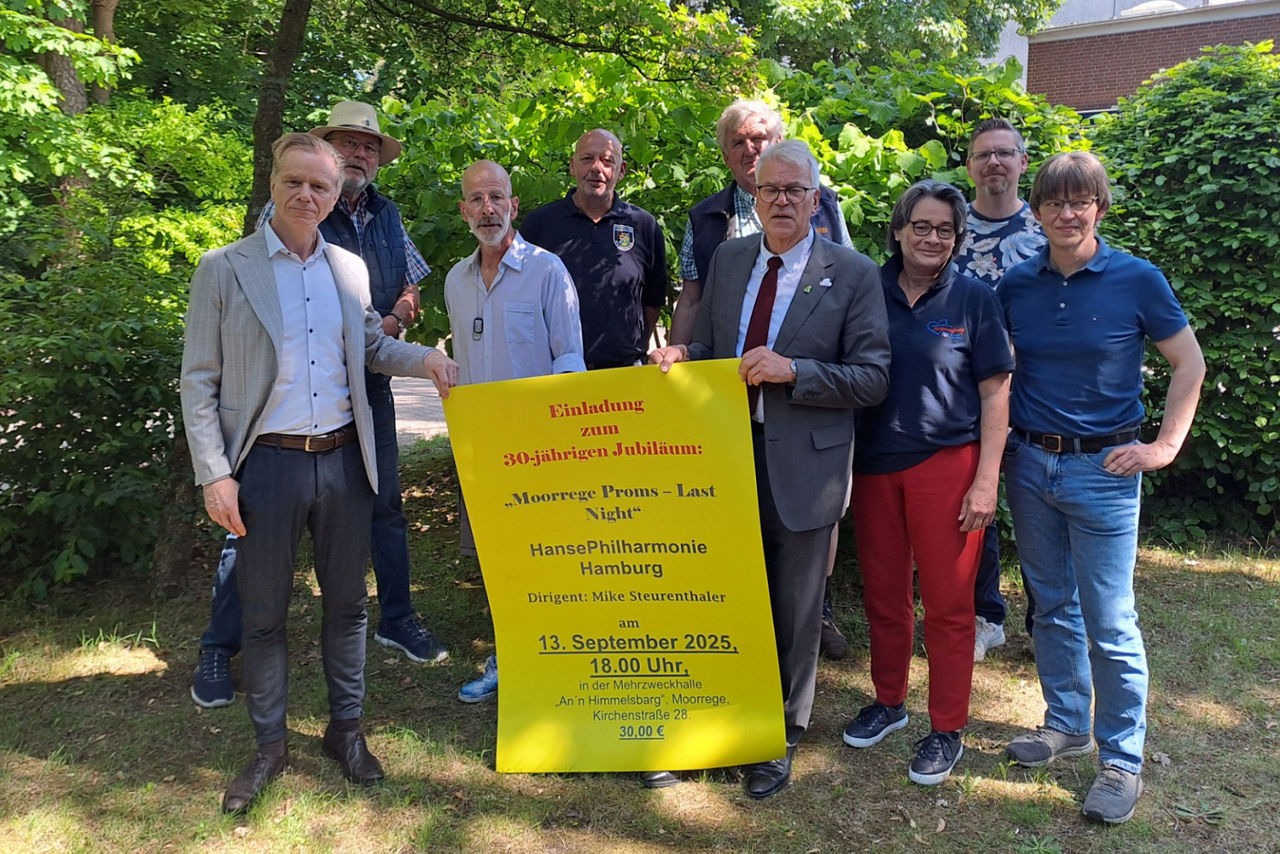Gruppenfoto der Förderer des 30. HansePhilarmonie Konzerts in Moorrege