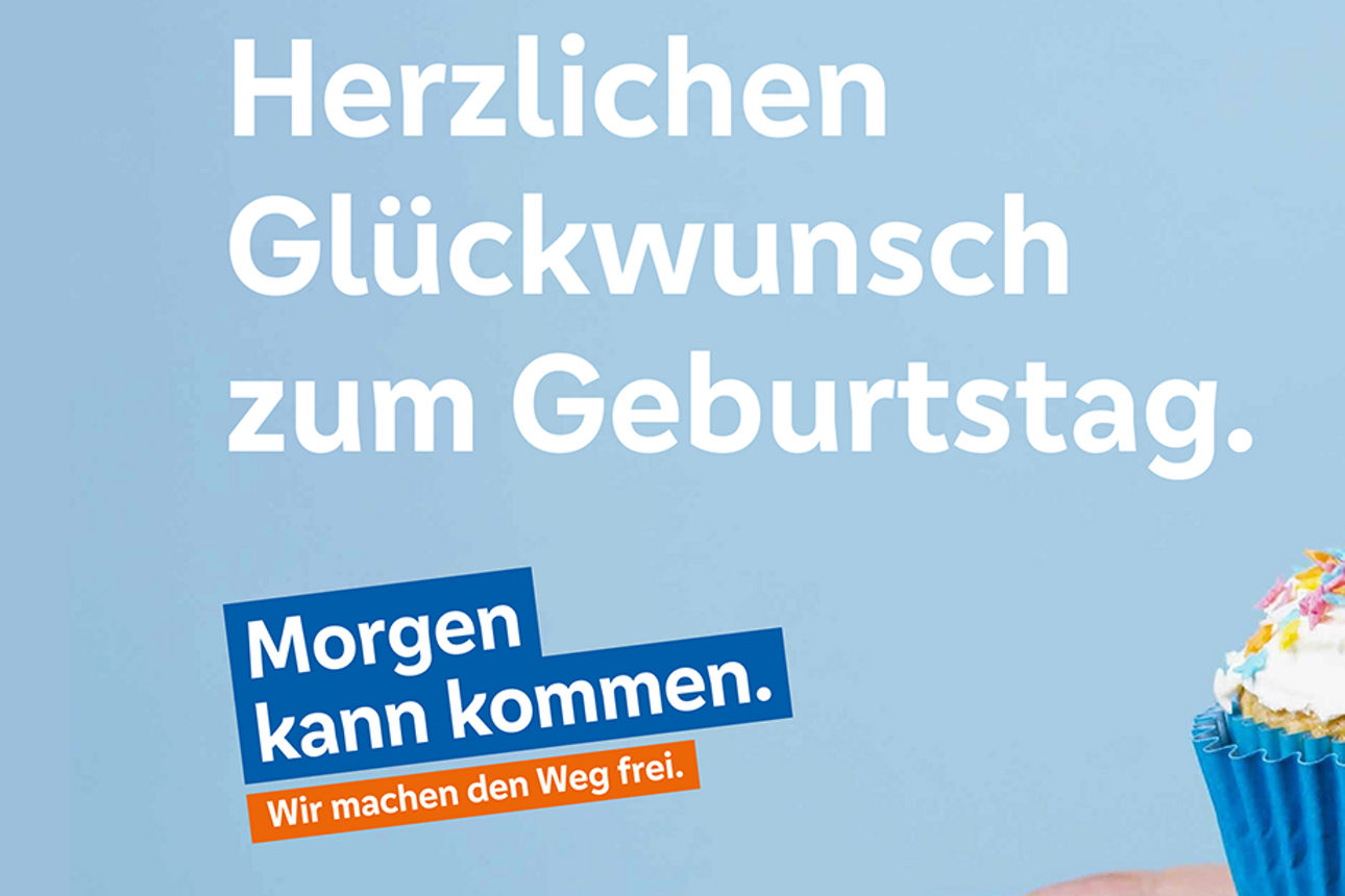 Herzlichen Glückwunsch zum Geburtstag. Muffin mit Kerze, Text: Morgen kann kommen. Wir machen den Weg frei.