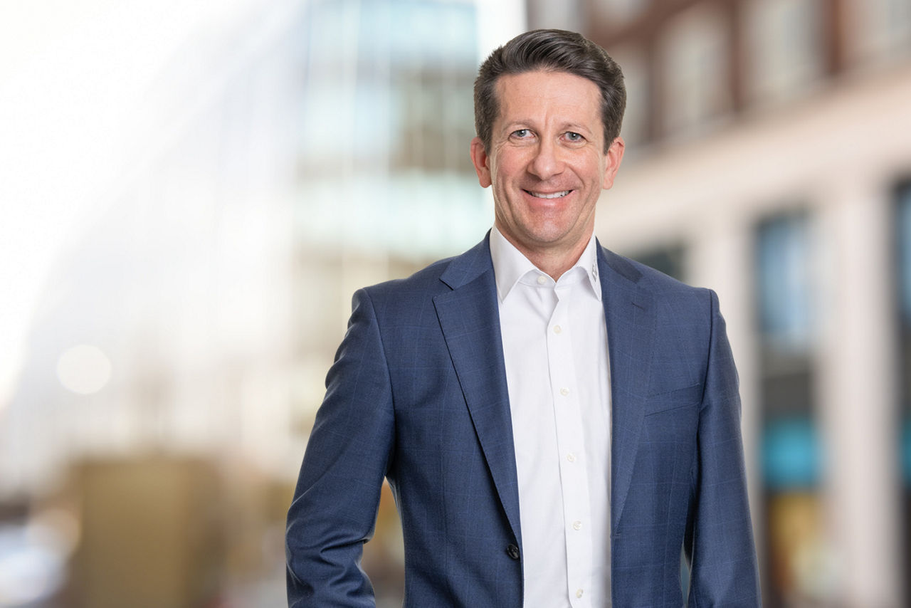 Sie sehen einen Mann in einem blauen Anzug