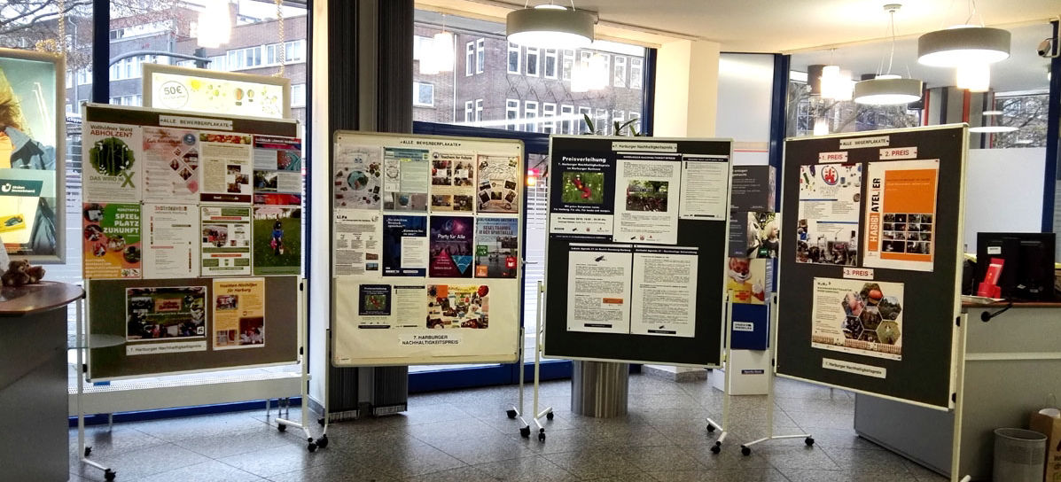Projekte werden in From von Plakaten auf Wänden ausgestellt