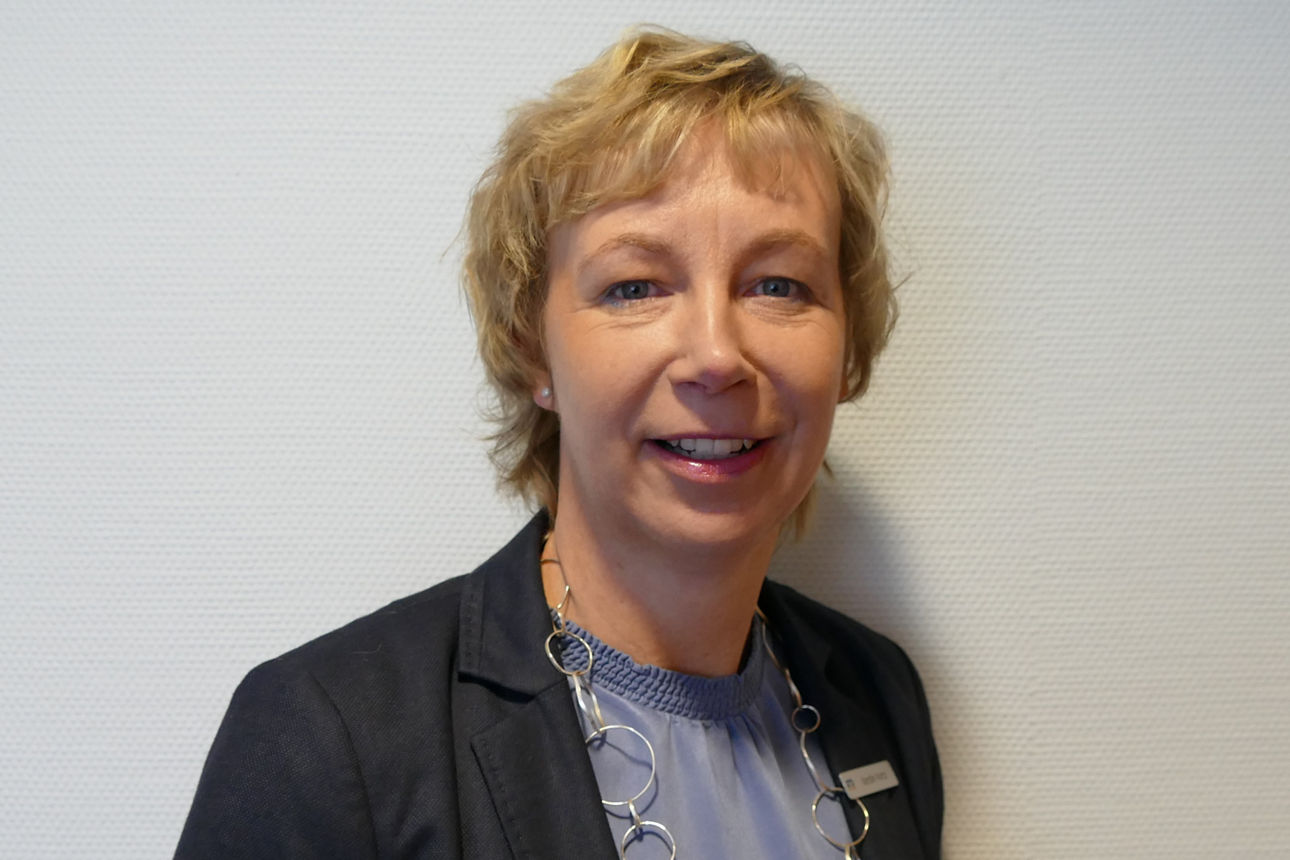 Eine Frau lächelt in die Kamera