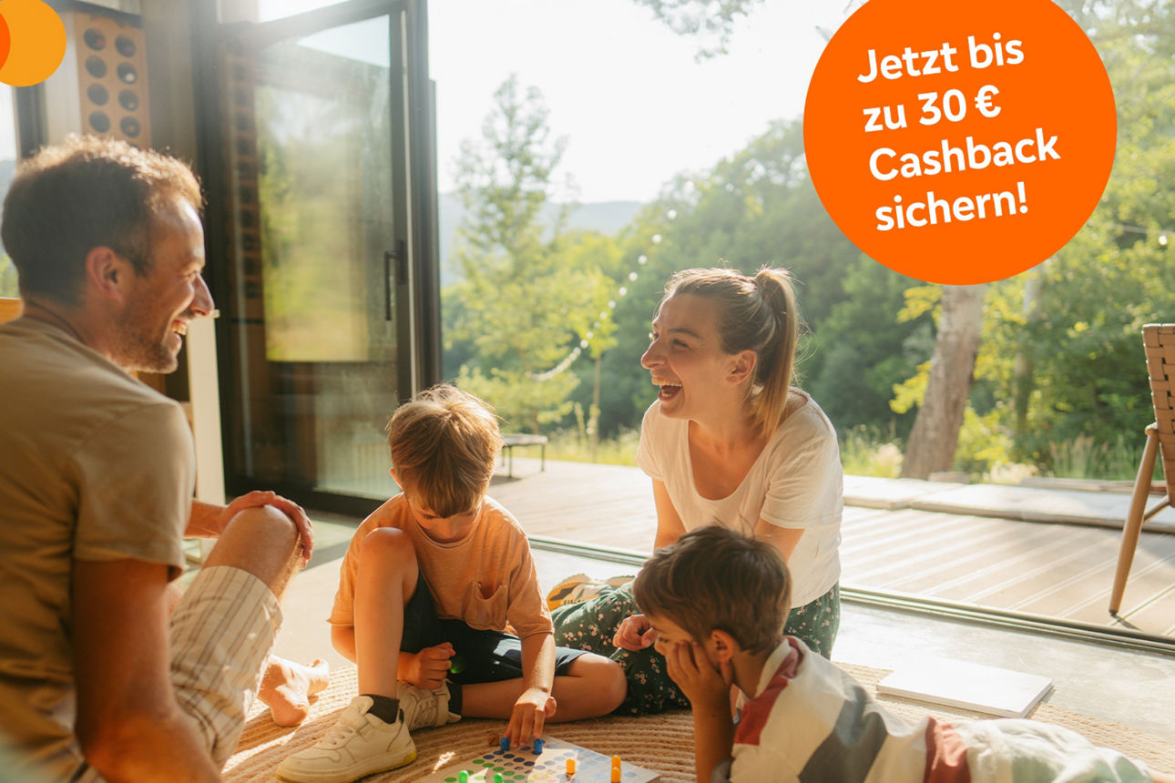 Familie spielt auf dem Fußboden