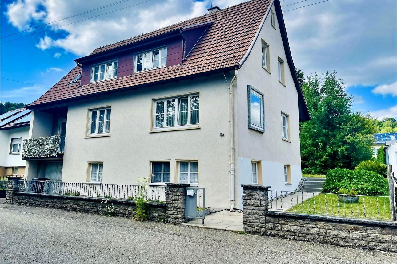 Hausansicht mit Garten
