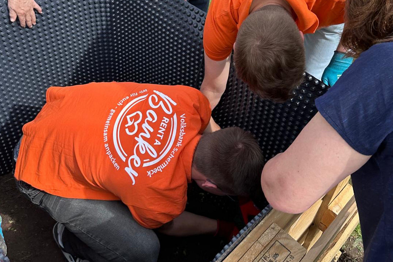 Ein Hochbeet wird von Innen ausgekleidet.