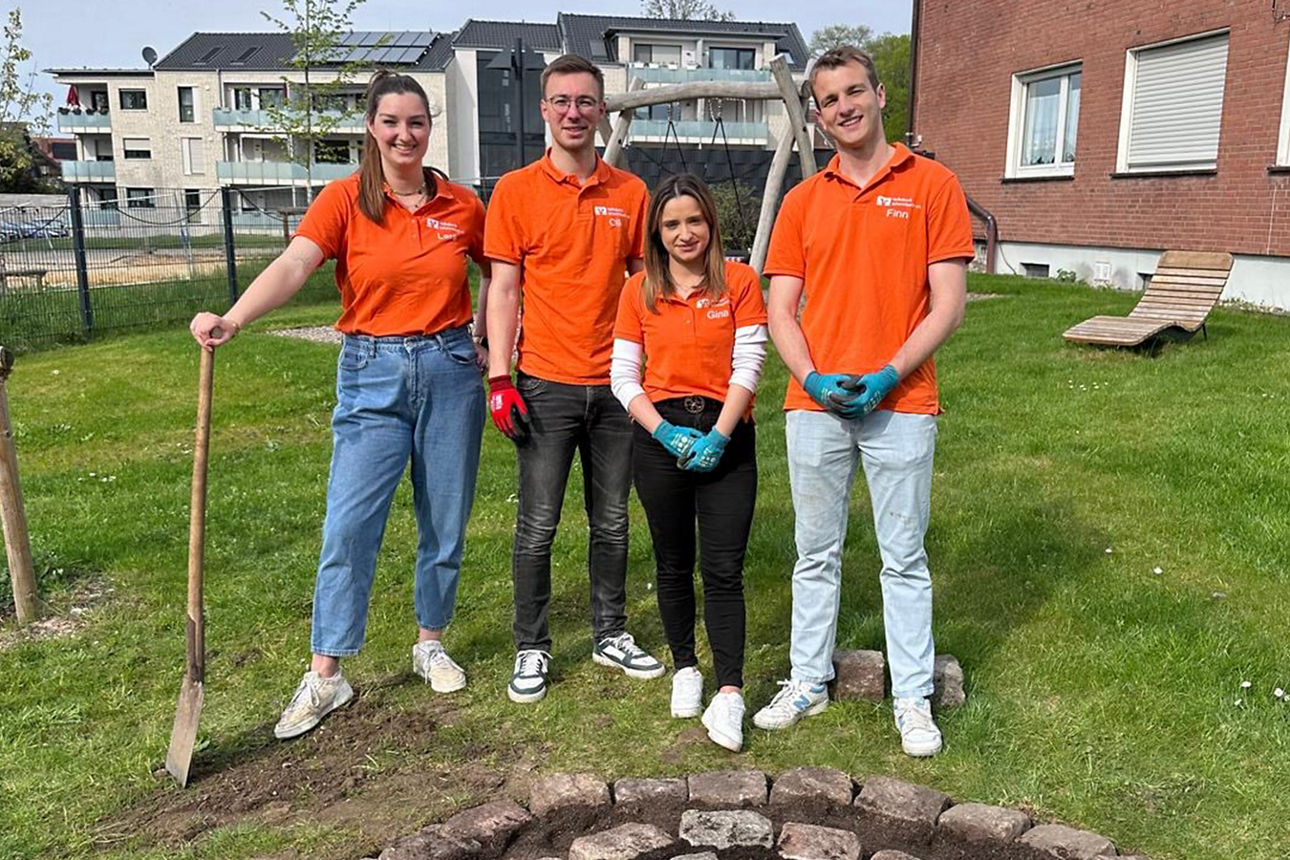 Vier Personen stehen stolz hinter der entstandenen Kräuterschnecke.