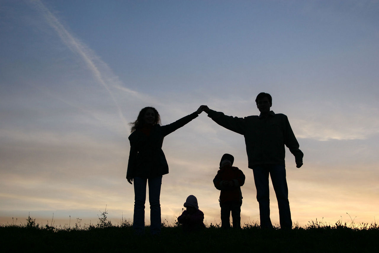 Familie beim Sonnenuntergang