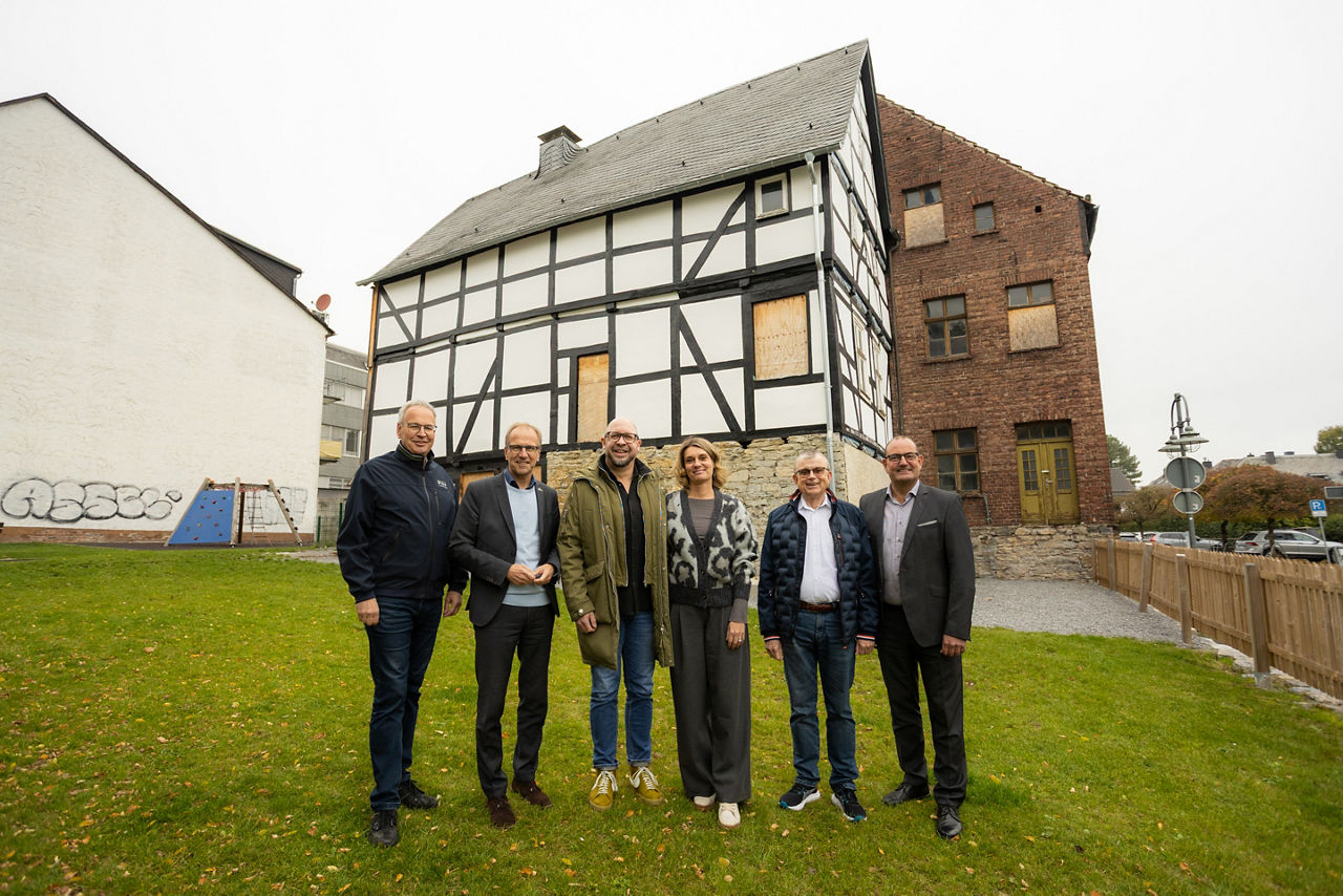 Mehrere beteiligte Personen stehen vor dem Haus Föckeler in Brilon.