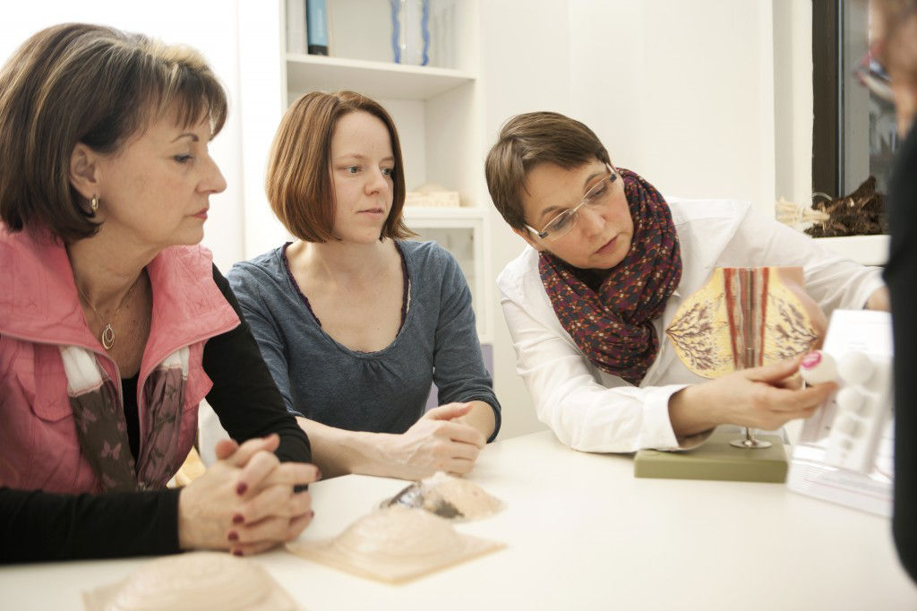 Zwei Frauen die am Tisch sitzen und sprechen