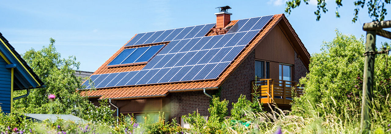 Haus mit Solaranlage auf dem Dach
