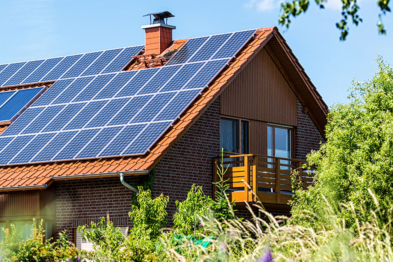 Haus mit Solaranlage auf dem Dach