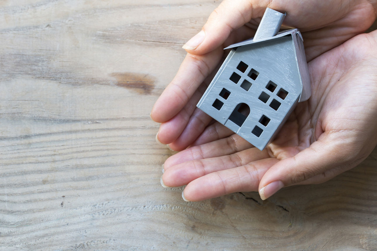 Kleines Modellhaus in den Händen