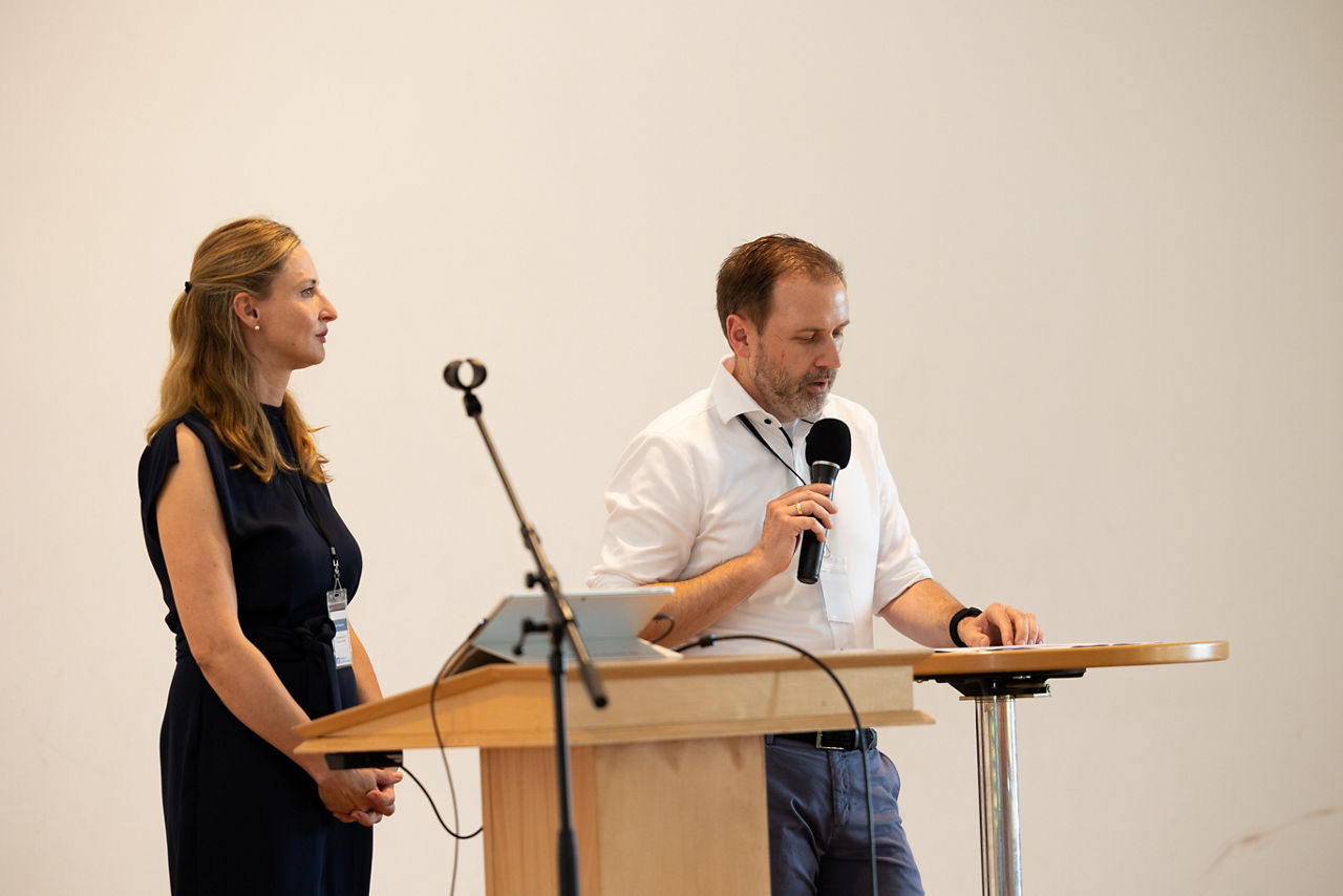 Ein Mann und eine Frau halten einen Vortrag