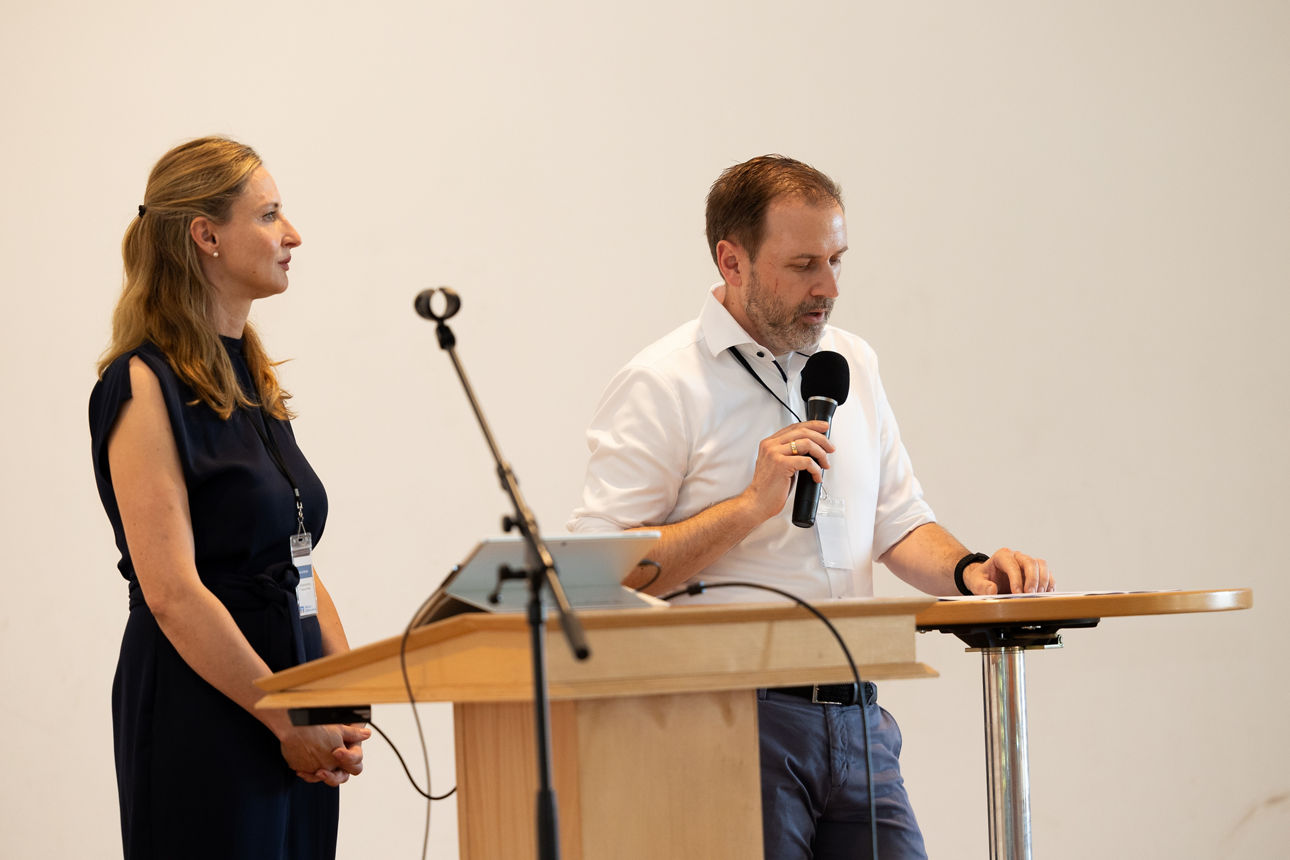 Ein Mann und eine Frau halten einen Vortrag