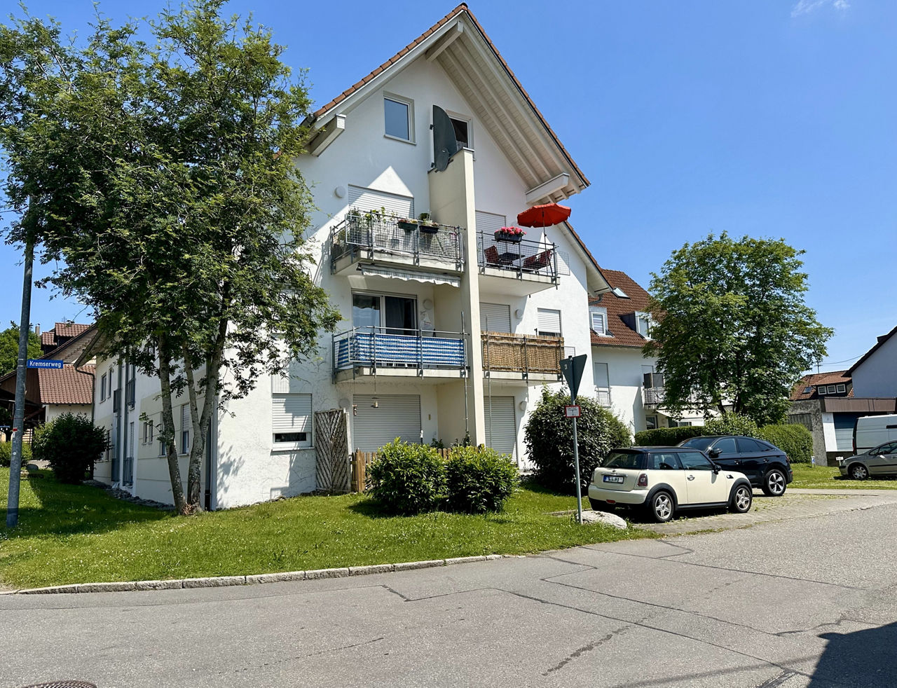 Vorderansicht eines Mehrfamilienhauses